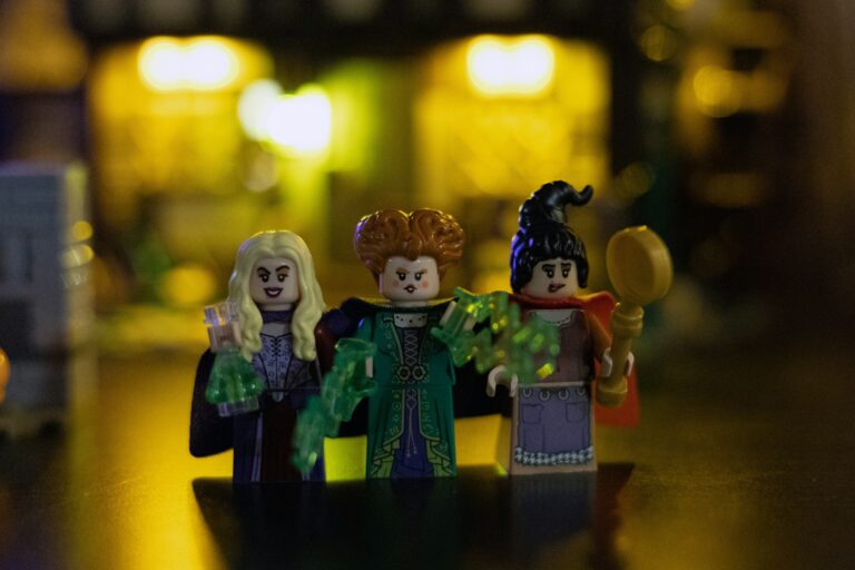 3 Lego figures of the main characters in Hocus Pocus